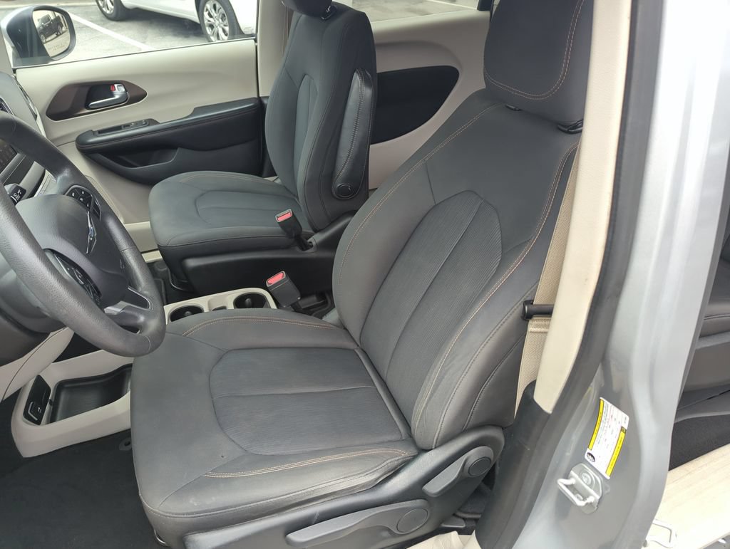 Used 2018 Chrysler Pacifica L FWD image 11