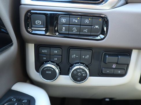 New 2026 GMC Yukon Denali w/ Denali Reserve Package AWD/4WD image 10