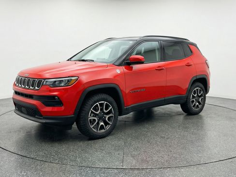 Used 2025 Jeep Compass Trailhawk AWD/4WD image 3