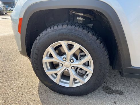 Used 2023 Jeep Grand Cherokee L Limited AWD/4WD image 9