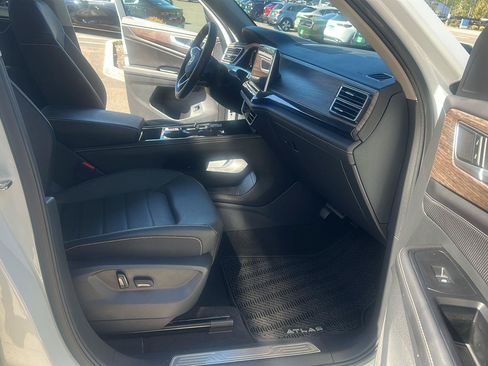 Used 2025 Volkswagen Atlas SEL AWD/4WD image 12