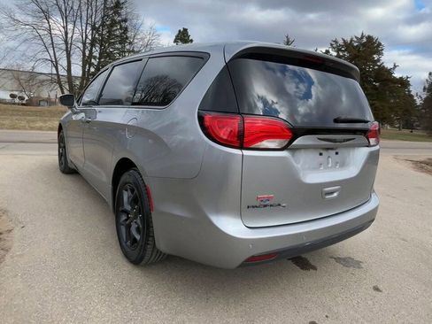 Used 2019 Chrysler Pacifica Touring Plus w/ Advanced Safetytec Group image 5