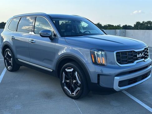 Used 2025 Kia Telluride S FWD image 16