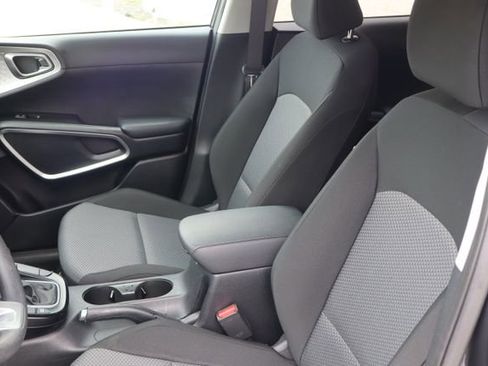 Used 2025 Kia Soul LX w/ LX Technology Package FWD image 16