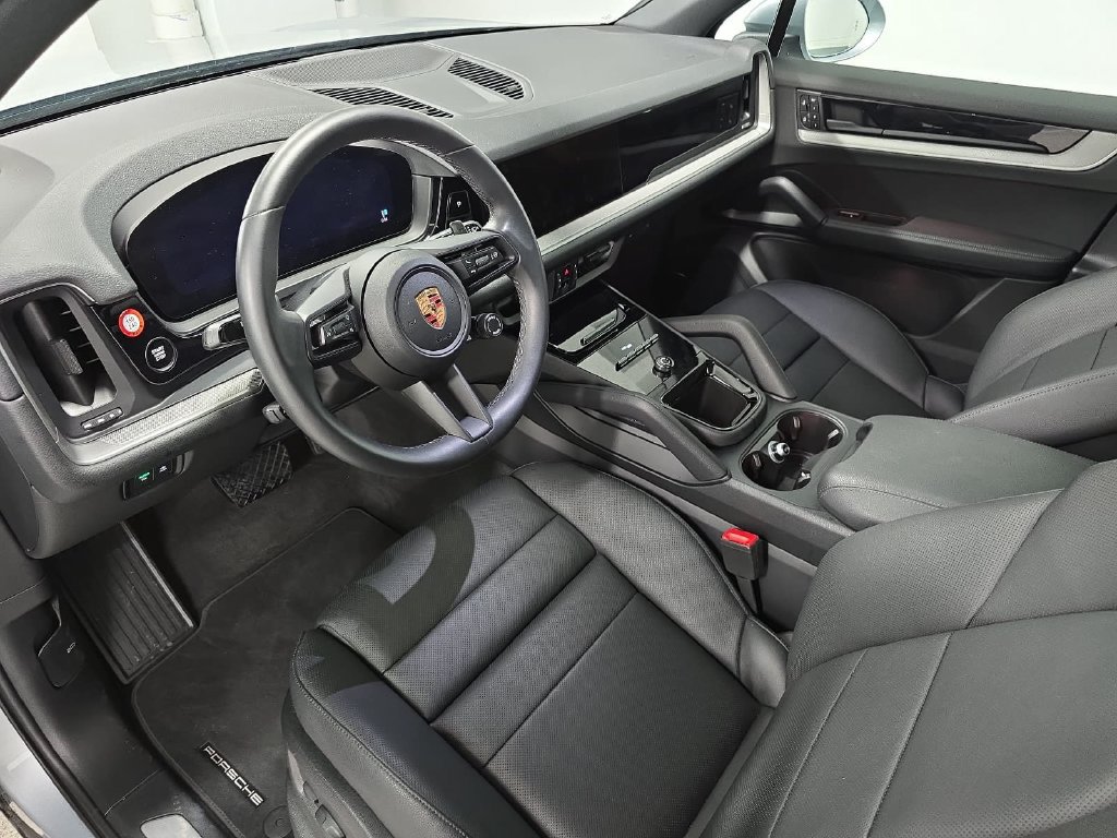 Certified 2026 Porsche Cayenne AWD/4WD image 4