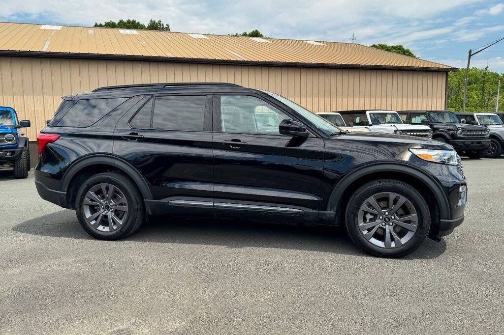 Used 2023 Ford Explorer XLT w/ Equipment Group 202A AWD/4WD image 2