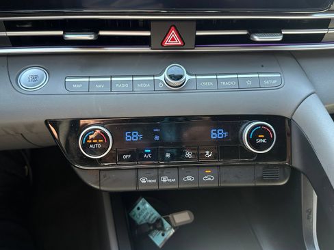 Used 2024 Hyundai Elantra SEL FWD image 12