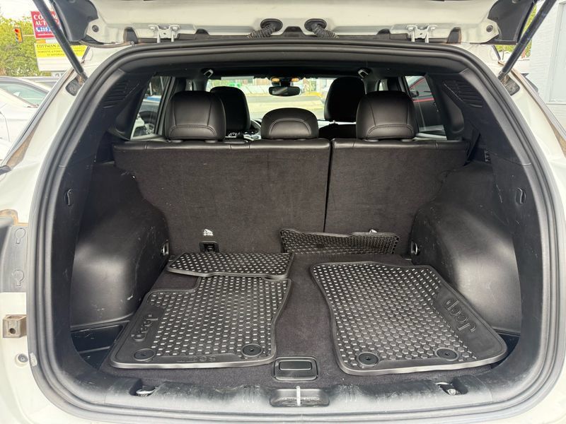 Used 2025 Jeep Compass Trailhawk AWD/4WD image 18