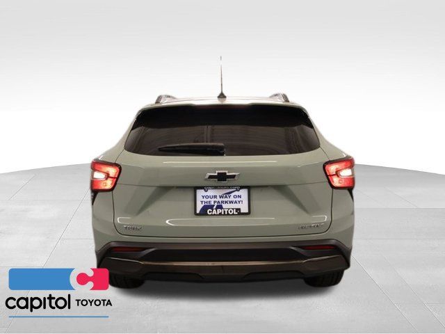 Used 2025 Chevrolet Trax ACTIV w/ Sunroof Package FWD image 3