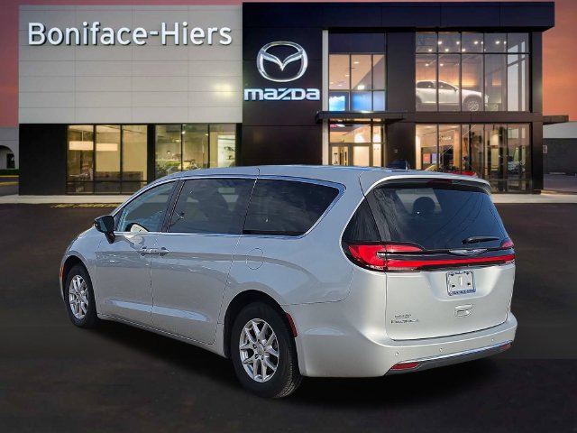 Used 2024 Chrysler Pacifica Touring-L FWD image 3