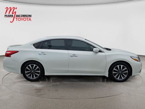 Used 2017 Nissan Altima 2.5 SV FWD image 4