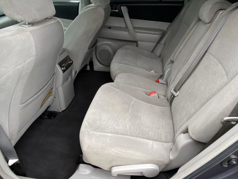 Used 2013 Toyota Highlander Plus FWD image 23