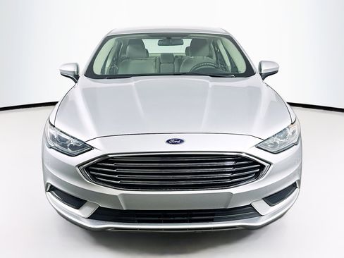 Used 2017 Ford Fusion SE FWD image 2