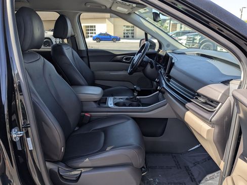 Used 2025 Kia Carnival FWD image 36