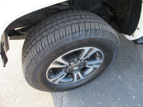 Used 2017 Toyota Tacoma TRD Sport AWD/4WD image 13