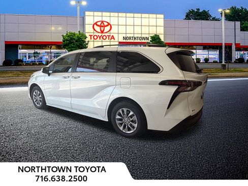 Used 2025 Toyota Sienna XLE w/ XLE Plus Package FWD image 3