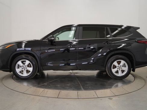 Used 2024 Toyota Highlander LE AWD/4WD image 4