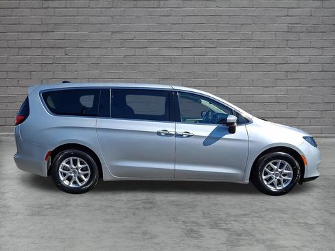 Used 2023 Chrysler Voyager LX FWD image 13