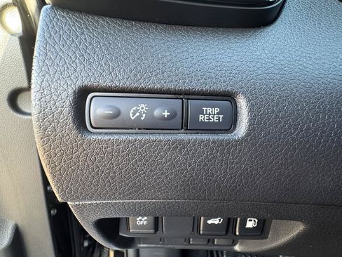 Used 2018 Nissan Rogue SV FWD image 34
