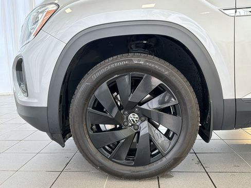 Used 2024 Volkswagen Atlas Cross Sport SE w/ Panoramic Sunroof Package image 12