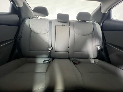 Used 2016 Hyundai Elantra SE image 32