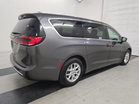 Used 2023 Chrysler Pacifica Touring-L FWD image 4