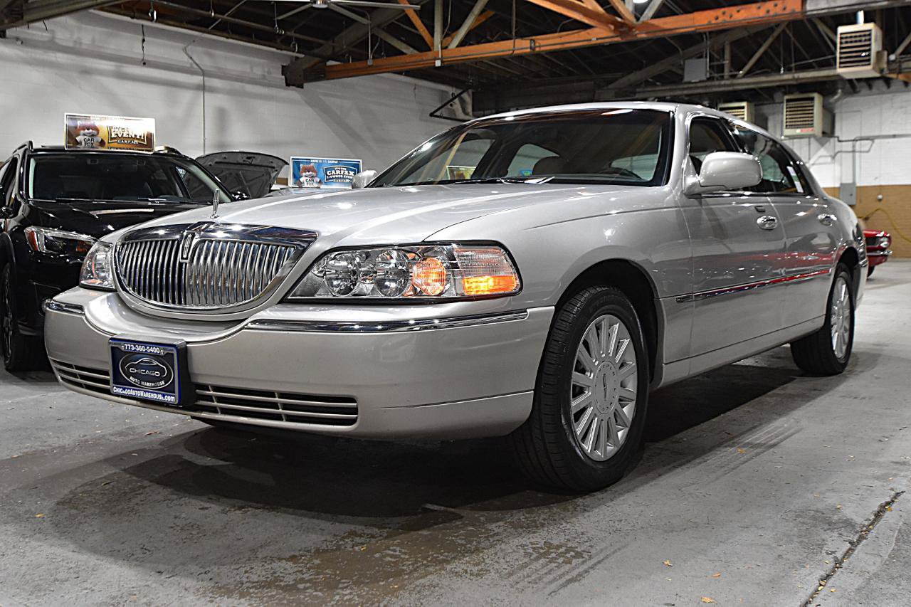 Used 2005 Lincoln Town Car Signature RWD image 3