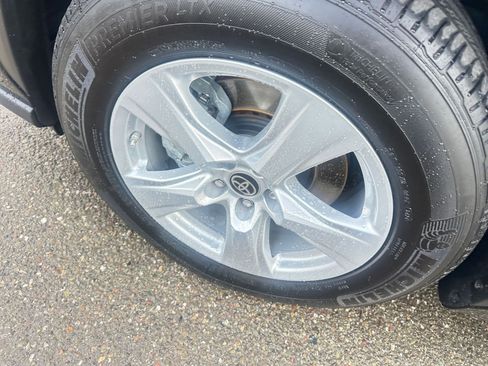 Used 2025 Toyota Highlander LE image 31