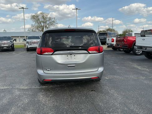 Used 2017 Chrysler Pacifica Touring Plus w/ Tire & Wheel Group FWD image 6