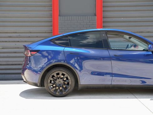 Used 2023 Tesla Model Y Long Range AWD/4WD image 5
