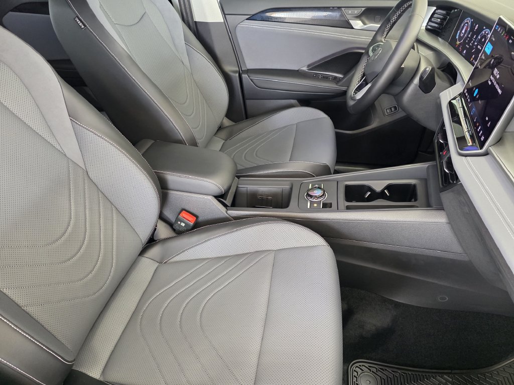 Used 2025 Volkswagen Tiguan SE R-Line AWD/4WD image 13