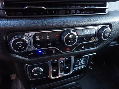 Used 2024 Jeep Wrangler Unlimited w/ Convenience Group AWD/4WD image 17
