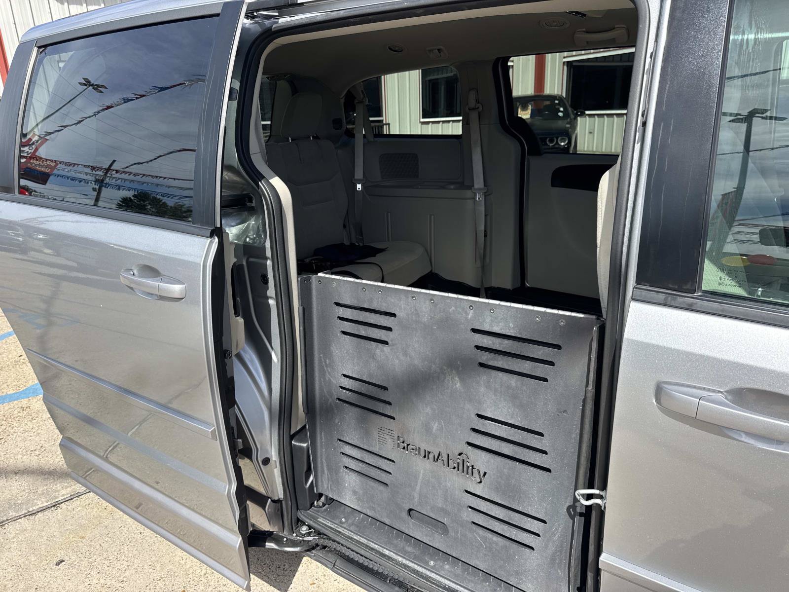 Used 2017 Dodge Grand Caravan SE w/ Power Window Group FWD image 9