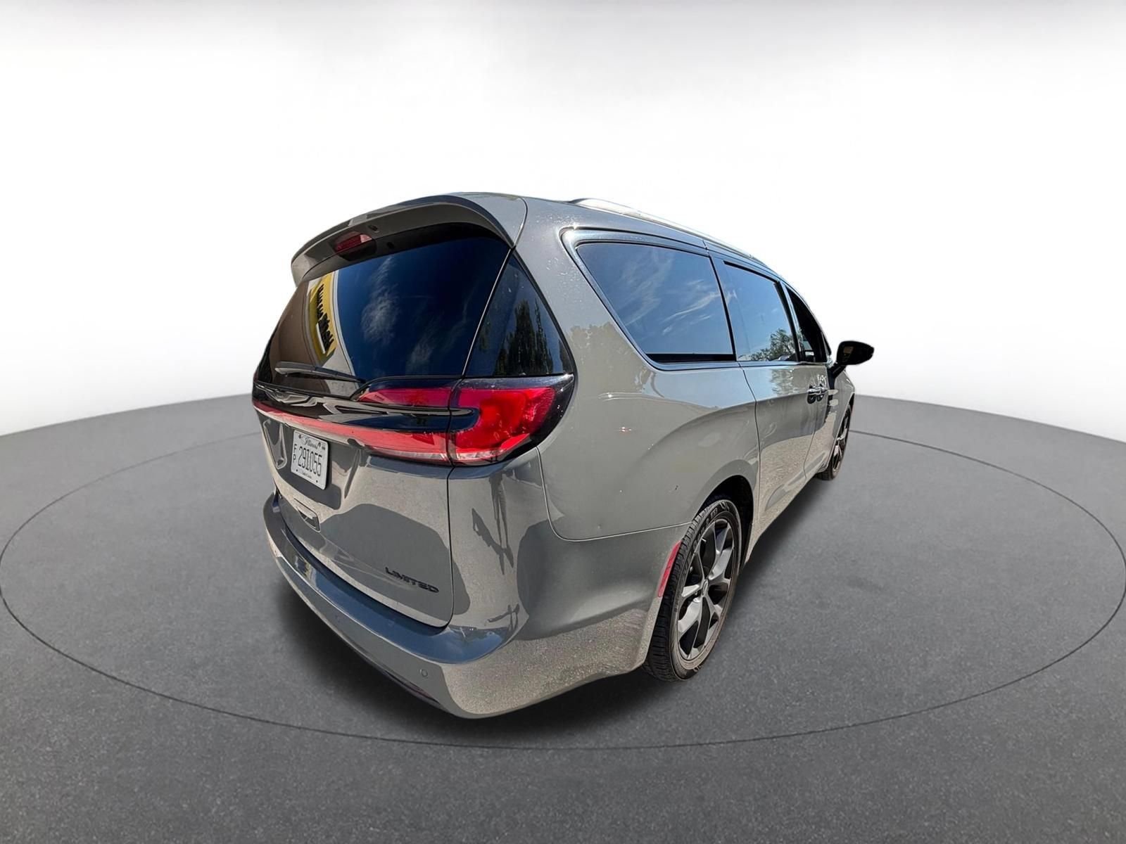 Used 2025 Chrysler Pacifica Limited FWD image 9