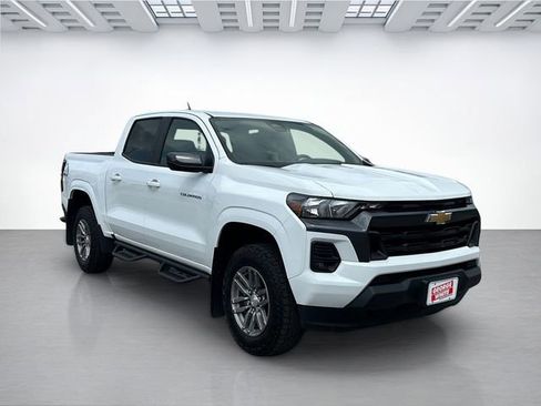 Used 2023 Chevrolet Colorado LT w/ LT Convenience Package II AWD/4WD image 2