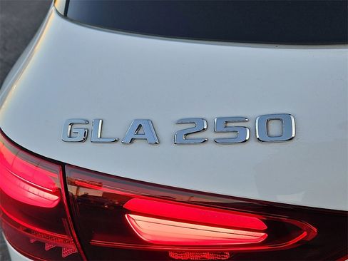 Certified 2025 Mercedes-Benz GLA 250 4MATIC image 15