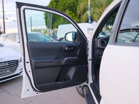 Used 2020 Toyota Tacoma TRD Sport image 10