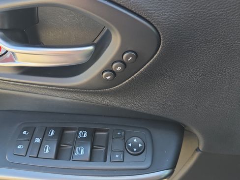 Used 2019 Jeep Cherokee Limited FWD image 16