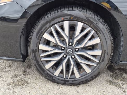 Used 2024 Nissan Altima 2.5 SV FWD image 14