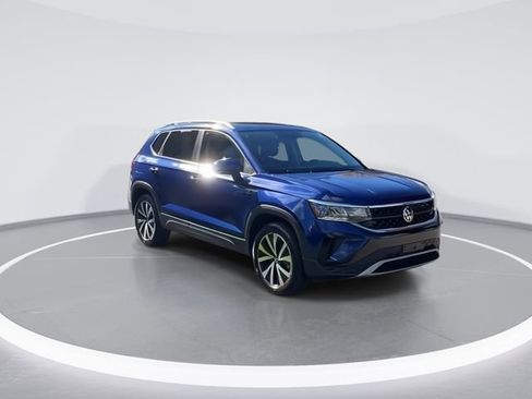 Certified 2023 Volkswagen Taos SE w/ Panoramic Sunroof Package image 2