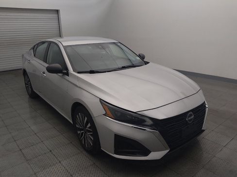 Used 2024 Nissan Altima 2.5 SV FWD image 13