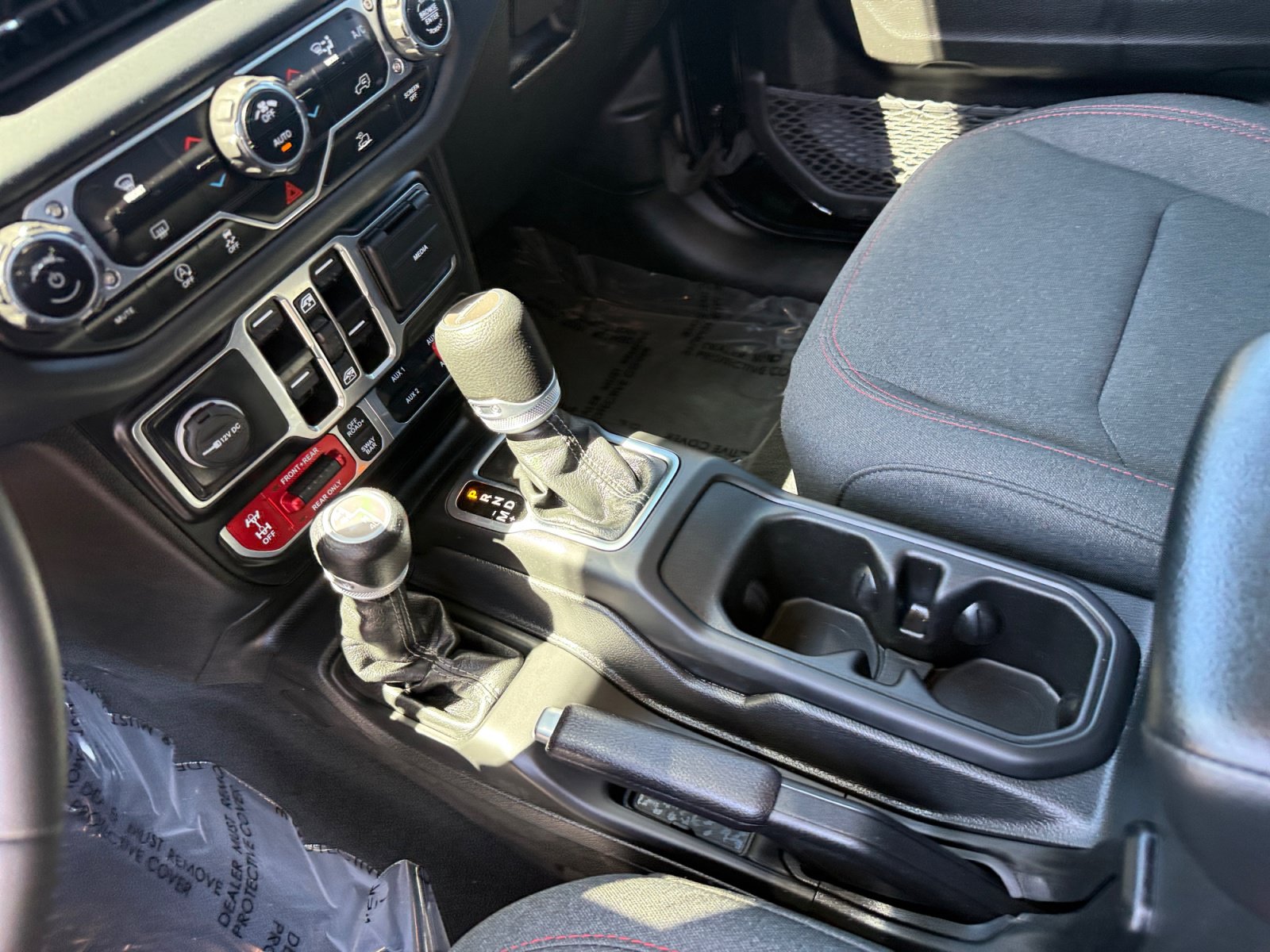 Used 2024 Jeep Gladiator Rubicon AWD/4WD image 13