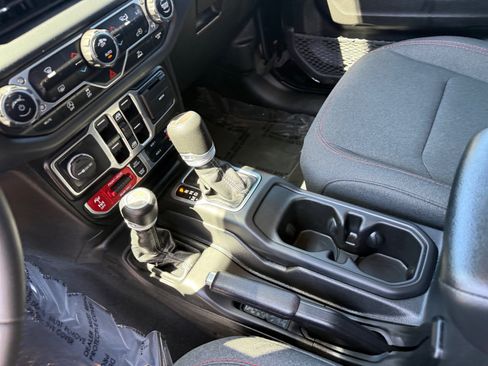 Used 2024 Jeep Gladiator Rubicon AWD/4WD image 13