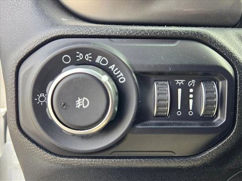 Used 2018 Jeep Wrangler Unlimited Sahara AWD/4WD image 11
