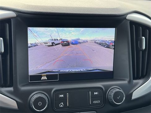 Used 2024 GMC Terrain SLT image 17
