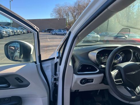 Used 2023 Chrysler Pacifica Touring-L image 21