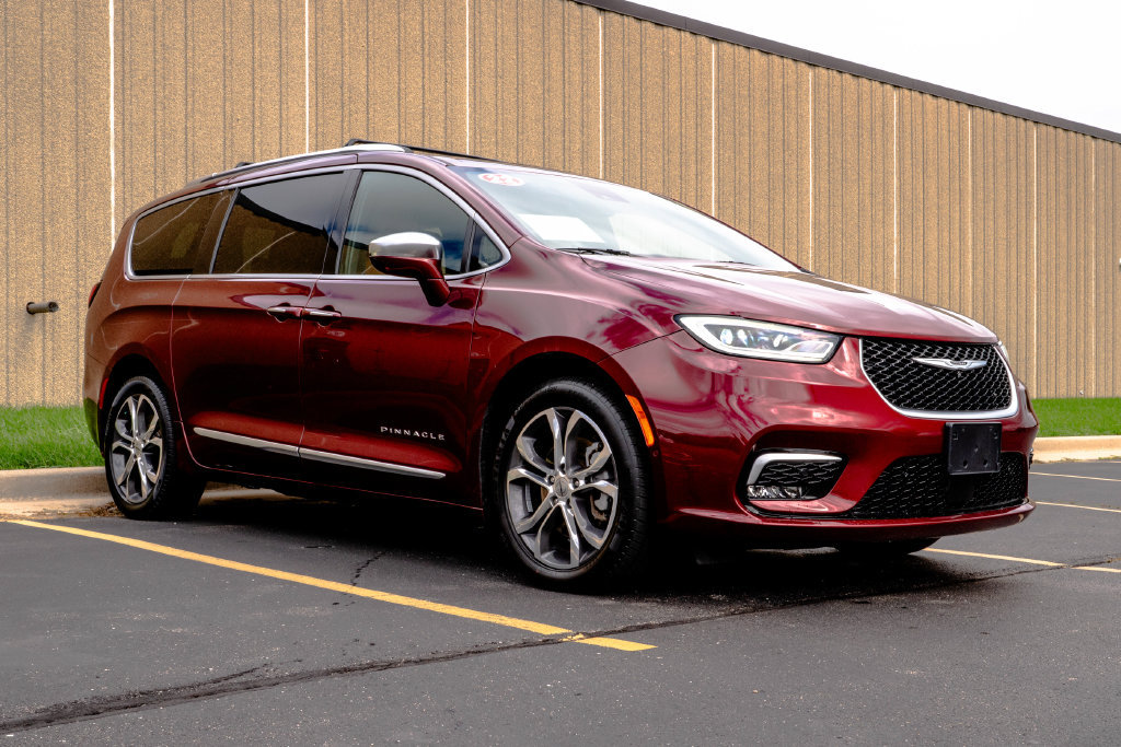 Used 2022 Chrysler Pacifica Pinnacle AWD/4WD image 2