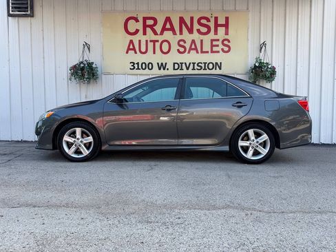 Used 2012 Toyota Camry SE FWD image 6