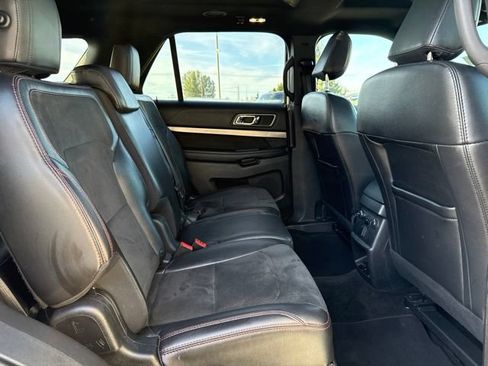 Used 2018 Ford Explorer XLT w/ XLT Appearance Package AWD/4WD image 12