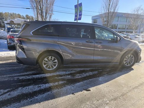 Used 2024 Toyota Sienna LE image 8